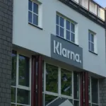 Nápis Klarna na fasáde budovy
