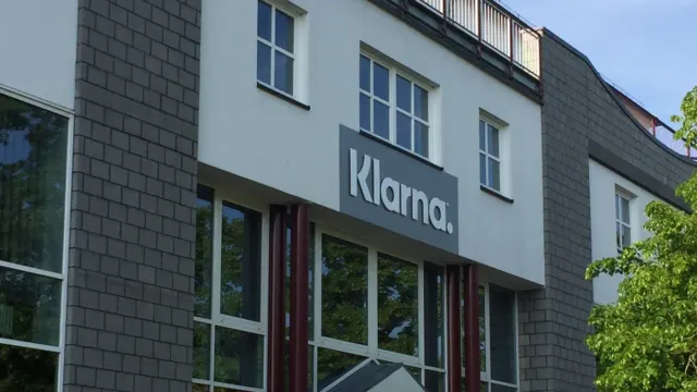 Nápis Klarna na fasáde budovy