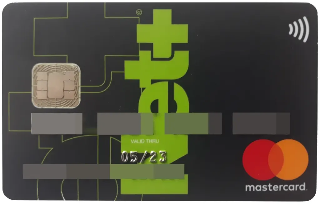 Debetná karta Neteller Net+ od Mastercard s čipom a symbolom bezkontaktnej platby, číslo karty je rozmazané