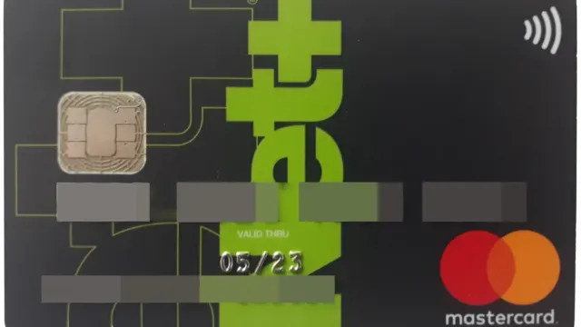 Debetná karta Neteller Net+ od Mastercard s čipom a symbolom bezkontaktnej platby, číslo karty je rozmazané