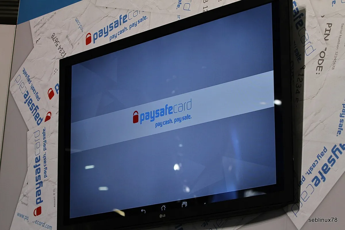 Kupóny Paysafecard so 16-miestnym PIN kódom a logom Paysafecard na stánku