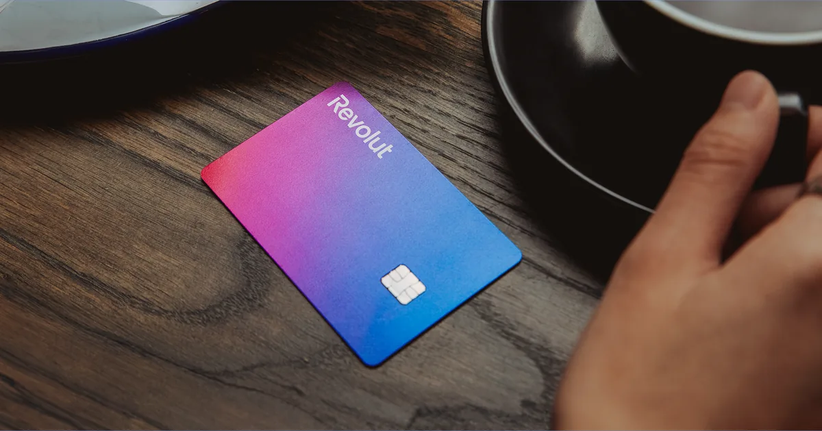 Platobná karta Revolut na drevenom stole