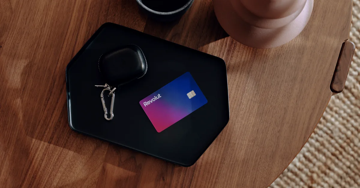 Karta Revolut s kľúčmi na podnose